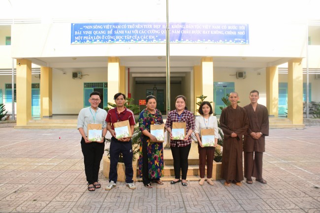 Tặng sách trường THCS Nguyễn Văn Bứa, Hóc Môn